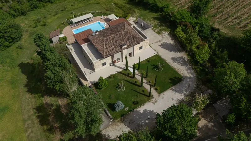 Piscina e giardino dal drone