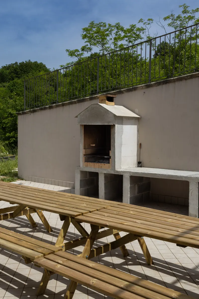 Area barbecue con tavoli