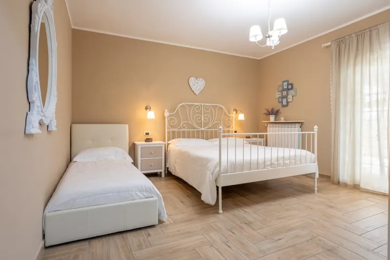 Camera tripla con letto matrimoniale