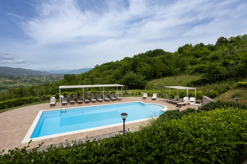 Piscina e pergolati con lettini