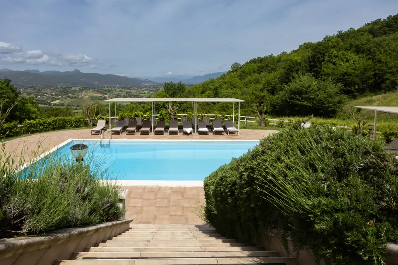 Scalinata verso la piscina