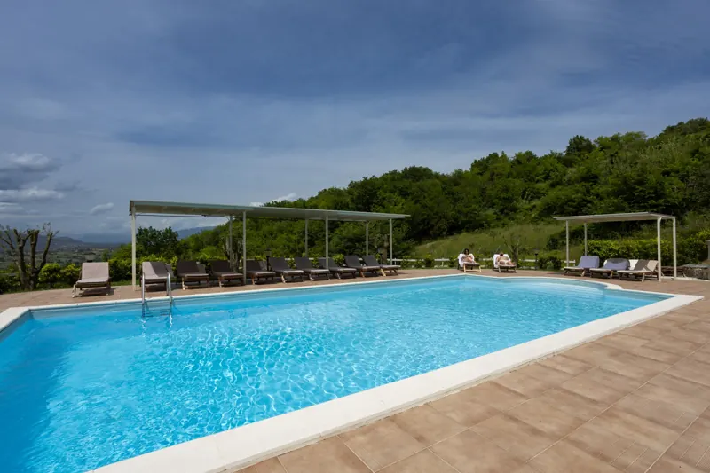 Piscina a sfioro verso le colline