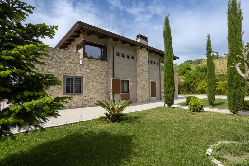La villa in pietra tra i cipressi