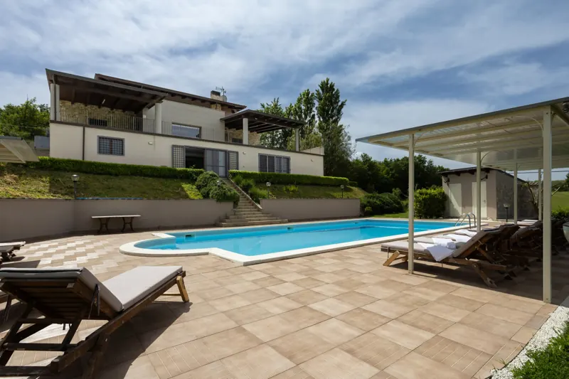 La villa vista dalla piscina