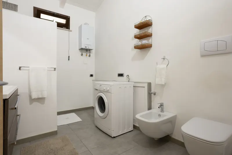 Piano terra: bagno con lavatrice