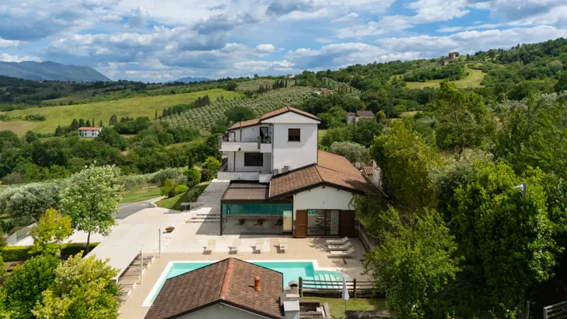 Villa ai Tre Ulivi vista dal drone con piscina e uliveto